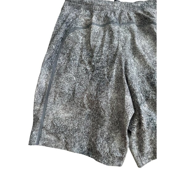 LULUEMON Men's Gray White Patterned Shorts Size Medium - Picture 2 of 9